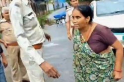 ‘जूते मारकर निकाल दूंगी…’ बूढ़ी महिला ने खोया आपा, गुंडे को जड़ा थप्पड़! - image