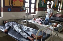 कावंड़ियों की बैंड गाड़ी पर गिरी बिजली की तार, करेंट की चपेट में आए 4 श्रद्धालु - image