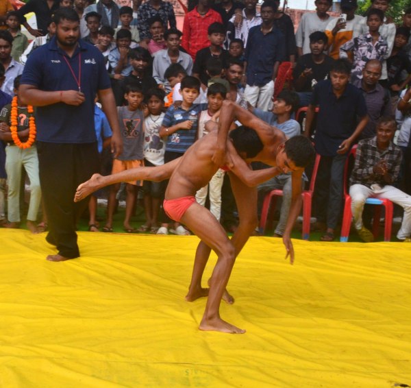 CG News: नागपंचमी पर पहलवानों का दंगल,  महिला और पुरुष दांव-पेच लगाते नजर आए,  देखें तस्वीरें 
