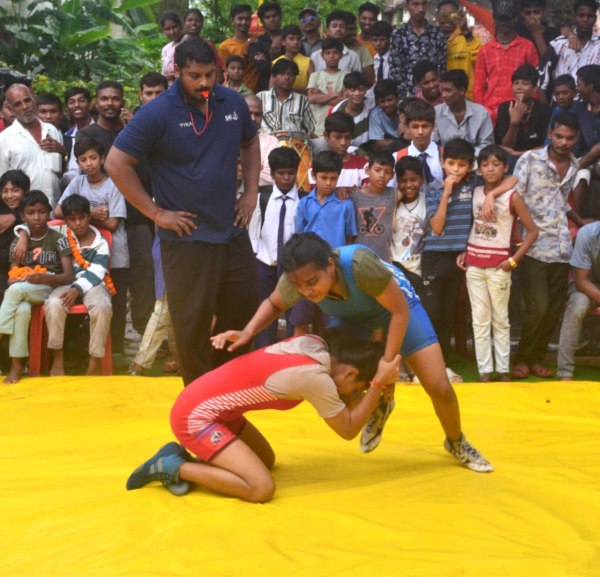 CG News: नागपंचमी पर पहलवानों का दंगल,  महिला और पुरुष दांव-पेच लगाते नजर आए,  देखें तस्वीरें 
