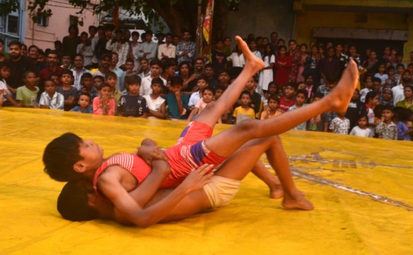 CG News: नागपंचमी पर पहलवानों का दंगल,  महिला और पुरुष दांव-पेच लगाते नजर आए,  देखें तस्वीरें 
