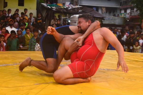 CG News: नागपंचमी पर पहलवानों का दंगल,  महिला और पुरुष दांव-पेच लगाते नजर आए,  देखें तस्वीरें 
