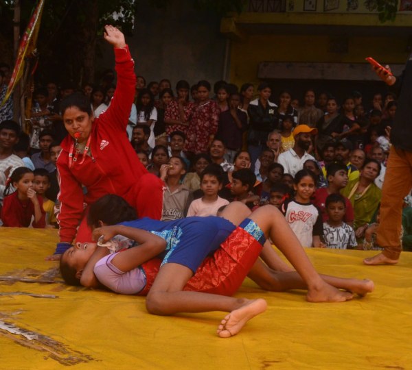 CG News: नागपंचमी पर पहलवानों का दंगल,  महिला और पुरुष दांव-पेच लगाते नजर आए,  देखें तस्वीरें 
