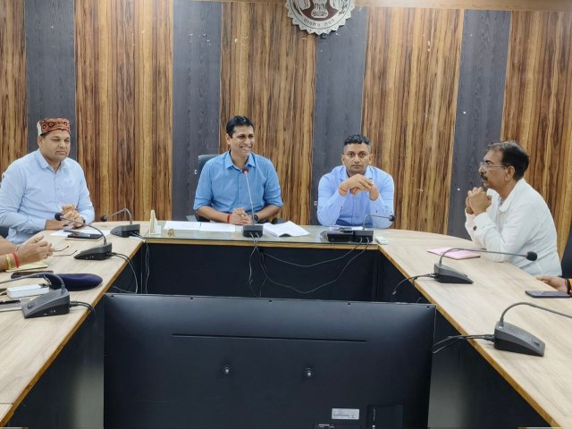 कलेक्टर स्वप्निल वानखेड़े की समीक्षा बैठक (फोटो सोर्स- दतिया कलेक्टर सोशल मीडिया)