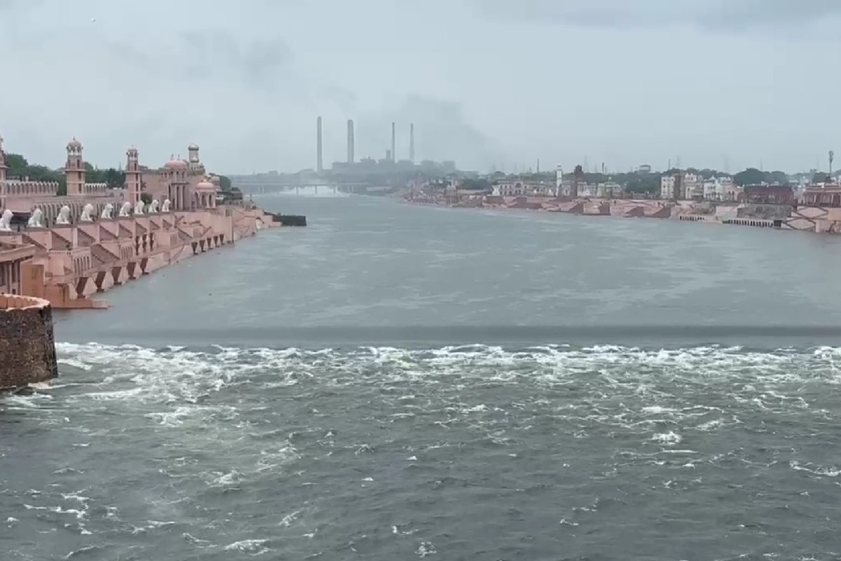 Kota Heavy Rain: कोटा बैराज के खोले 5 गेट, खेतों में नाव चलाते दिखे लोग; रेलवे
ट्रक पर पानी-पानी