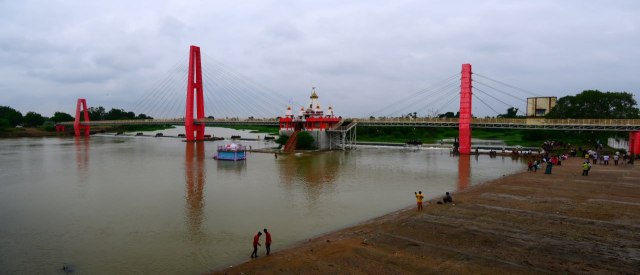 Raipur News: खारुन नदी का जलस्तर बढ़ा, रविवार को नदी तट पर पहुंचे पर्यटक, देखें तस्वीरें