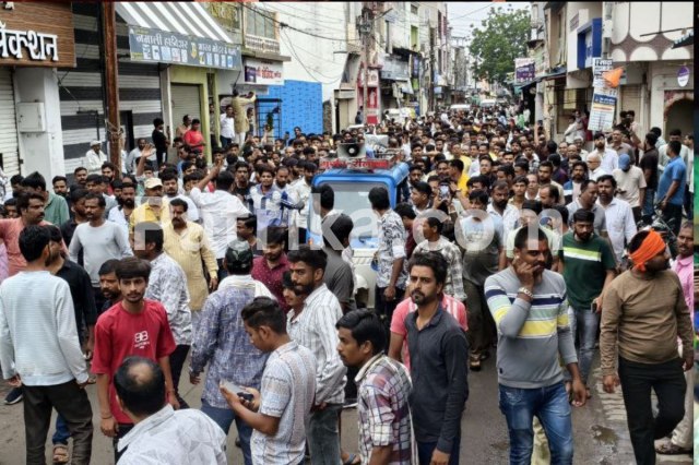 communal tension in ratlam burning hindu rashtra banner viral video (फोटो सोर्स- Patrika.com)