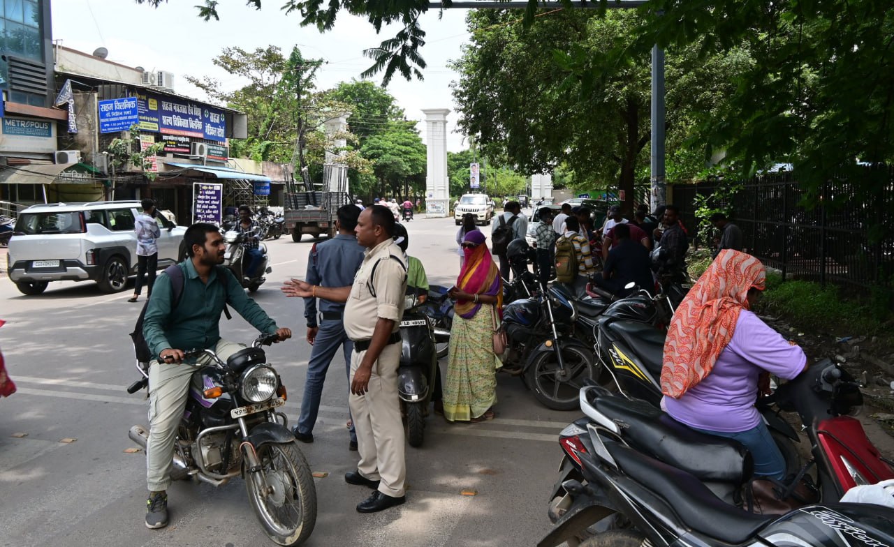 CG News: जल्द लगवा ले हाई सिक्योरिटी रजिस्ट्रेशन प्लेट, रायपुर के इन स्थानों में
बना चेकिंग पाइंट, देखें तस्वीरें