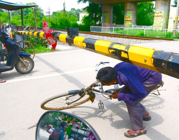 रेलवे फाटक पर खतरे का खेल, ट्रेन आने की चेतावनी को अनदेखा कर रहे लोग, देखें तस्वीरें 
