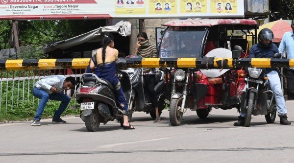 रेलवे फाटक पर खतरे का खेल, ट्रेन आने की चेतावनी को अनदेखा कर रहे लोग, देखें तस्वीरें 
