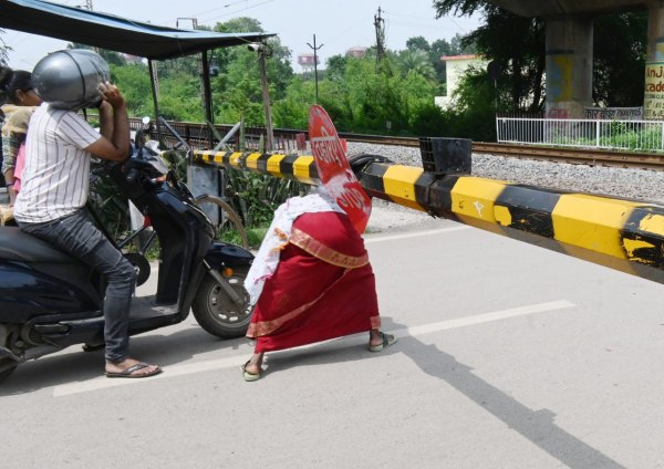 रेलवे फाटक पर खतरे का खेल, ट्रेन आने की चेतावनी को अनदेखा कर रहे लोग, देखें तस्वीरें 
