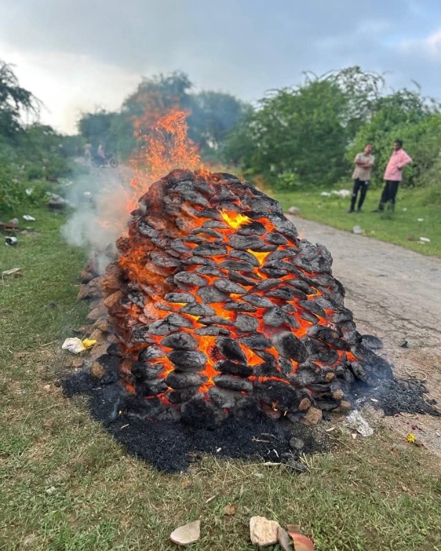 सड़क के किनारे अंतिम संस्कार करने को मजबूर ग्रामीण