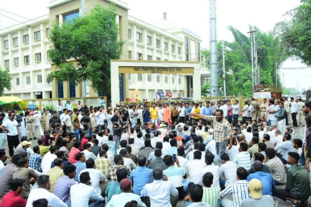 कलेक्टर कार्यालय के सामने करणी सेना का प्रदर्शन