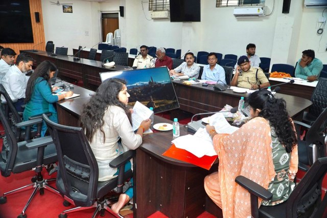 कलेक्टर रौशन कुमार सिंह की अध्यक्षता में समीक्षा बैठक