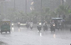 Rain Alert: कहर बनकर बरस रही आसमान से बूंदें, 8 राज्यों में भारी बारिश की
चेतावनी - image