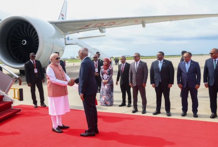 Indian Prime Minister Narendra Modi greeted by Maldives President Mohamed Muizzu