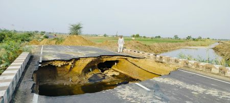 हनुमानगढ़ जिले में सेमनाले का पक्का पुल ढ़हा, दो वर्ष पहले हुआ था निर्माण, आवागमन पूरी तरह से हुआ बंद