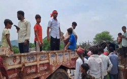 सडक़ को लेकर ग्रामीणों ने मंत्री के खिलाफ प्रदर्शन कर मुर्दाबाद के लगाए नारे,
बिजली के लिए रोका काफिला - image