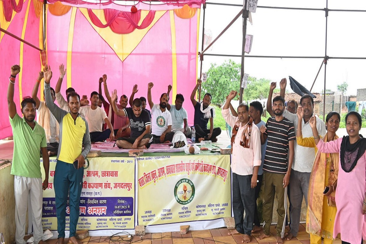 Protest: बस्तर से 300 किमी की पदयात्रा कर धरना देने रायपुर पहुंचे कर्मचारी, कहा- मांगें सुनने वाला कोई नहीं