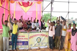 Protest: बस्तर से 300 किमी की पदयात्रा कर धरना देने रायपुर पहुंचे कर्मचारी, कहा-
मांगें सुनने वाला कोई नहीं - image