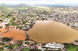 Ajmer Rain: झमाझम बारिश होने से पुष्कर सरोवर हुआ लबालब, 52 घाट जलमग्न, आन्तरिक
सम्पर्क टूटा - image