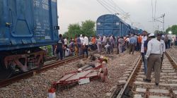 रेल पटरी क्रेक : इंजन सहित मालगाड़ी के 7 वैगन पटरी से उतरे, 6 रेलगाडिय़ों का
मार्ग बदला - image