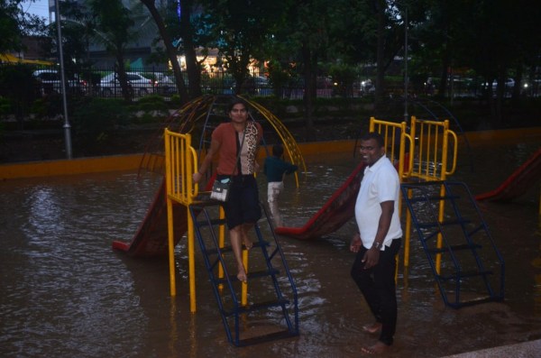 पानी के बीच मस्ती करते युवा।