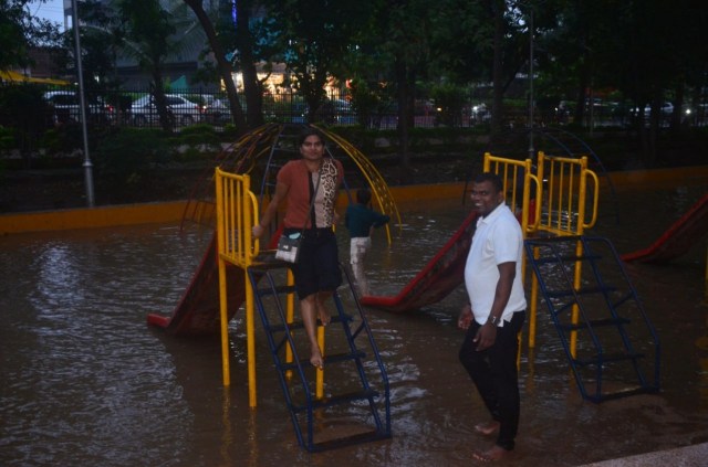 पानी के बीच मस्ती करते युवा।