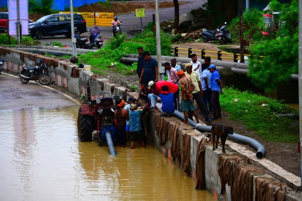 पम्प से पानी निकालने की कोशिश।