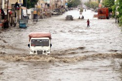 24 घंटों के भीतर राजस्थान में तांडव मचाएगी अति भारी बारिश, बादलों का दिखेगा
रौद्र रूप, नया अलर्ट जारी - image