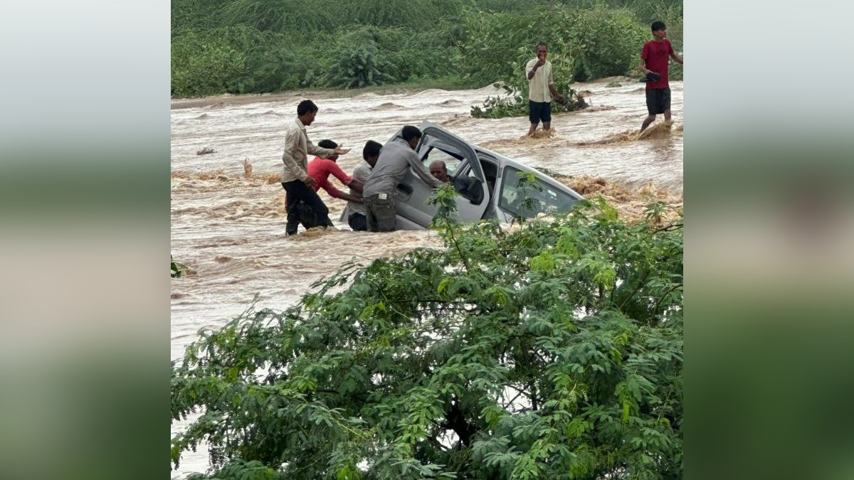 जोरदार बारिश के बाद नदी नाले उफान पर, नदी के तेज बहाव में बही कार, चालक को
बचाया, देखें वीडियो
