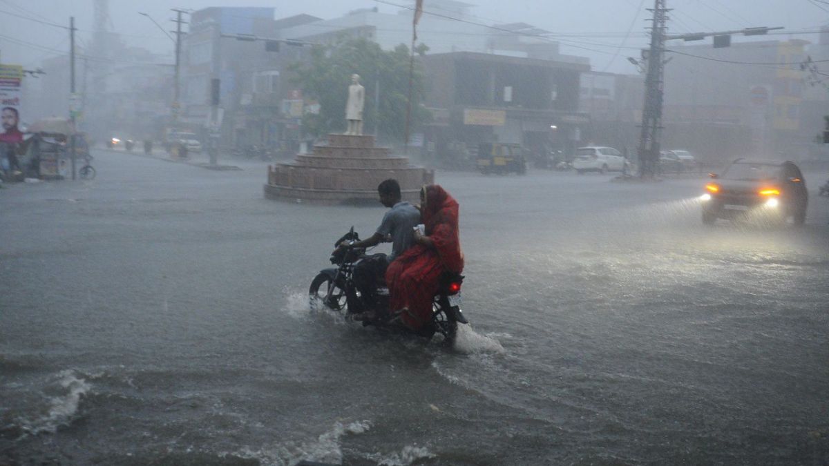 Monsoon: कोटा में तेज हवाओं के साथ हुई मूसलाधार बारिश, IMD ने 26-27-28-29-30
जुलाई के लिए दे दी नई चेतावनी