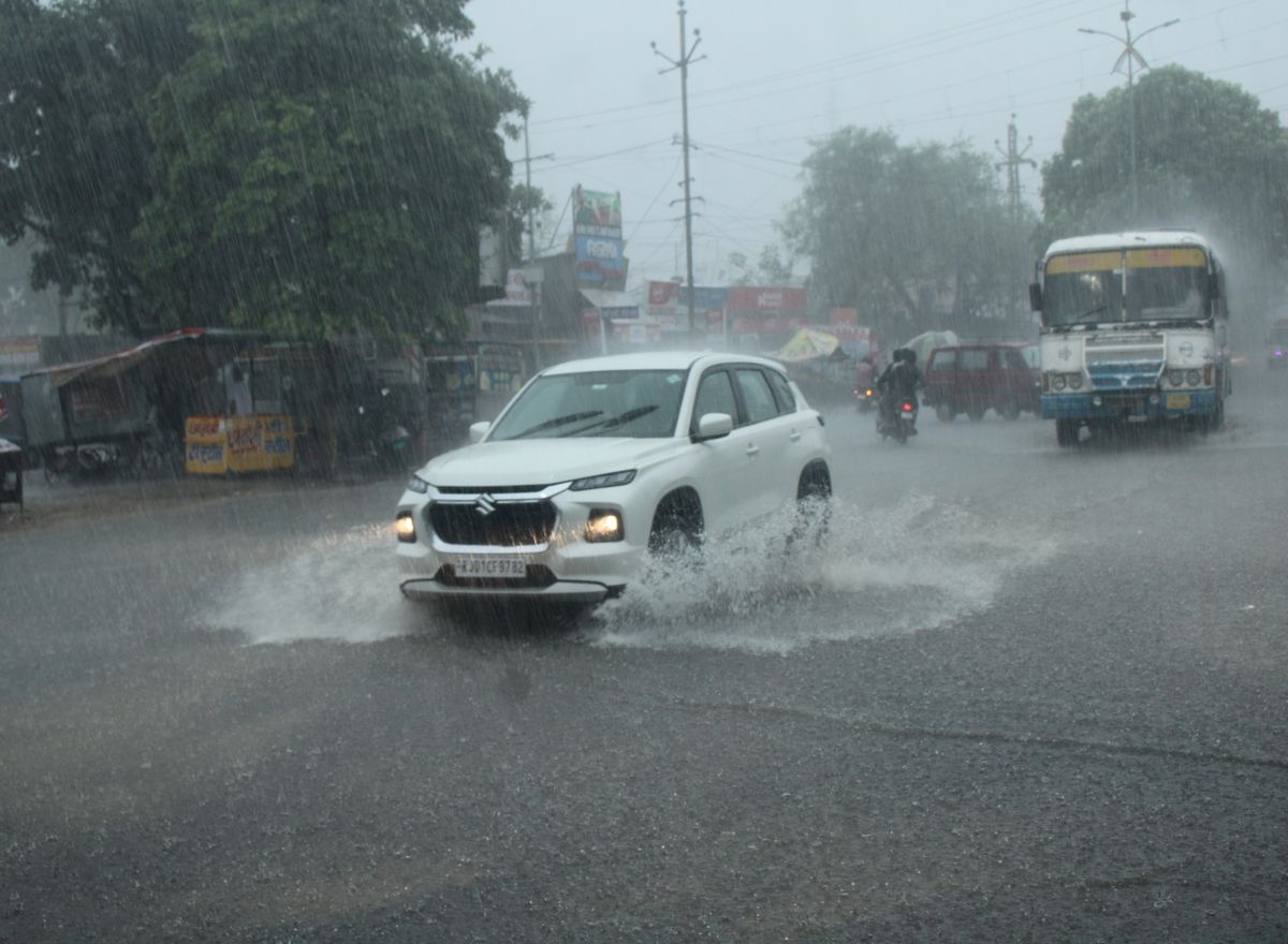 Weather Update: अजमेर में उफने झरने, सड़कें बन गई स्वीमिंग पूल