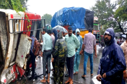 नेशनल हाइवे पर ट्रक और बस की जोरदार भिड़ंत, चालक की मौके पर मौत, 25 घायल - image