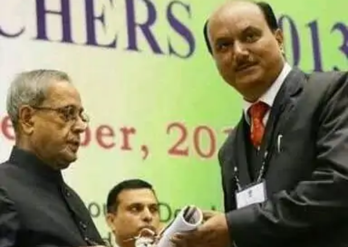 राष्ट्रपति से सम्मानित टीचर छात्राओं को गंदे तरीके से पकड़कर बोलता है- ‘तुम मेरा
टेंपरेचर चेक करो, मैं तुम्हारा…’