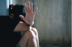 8वीं कक्षा की छात्रा को हुई उल्टी तो मां को हुआ शक, फिर खुला रेप और प्रेग्नेंट
होने का राज - image