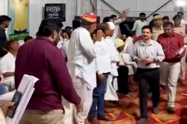 रात को दो बजे कलक्टर पहुुंचे धरना स्थल, मांगों पर जताई सहमति