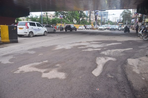 मानसून के दौरान सड़क उधड़ने लगी है।