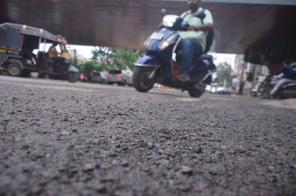 मानसून के दौरान सड़क उधड़ने लगी है।