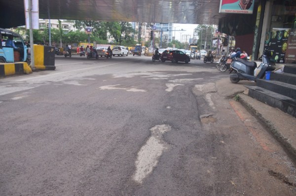 मानसून के दौरान सड़क उधड़ने लगी है।