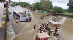 चालक ने यात्रियों की जान जोखिम में डाली; तेज बहाव में फंसी रोडवेज बस, ग्रामीणों
की मदद से सवारियों को निकाला - image
