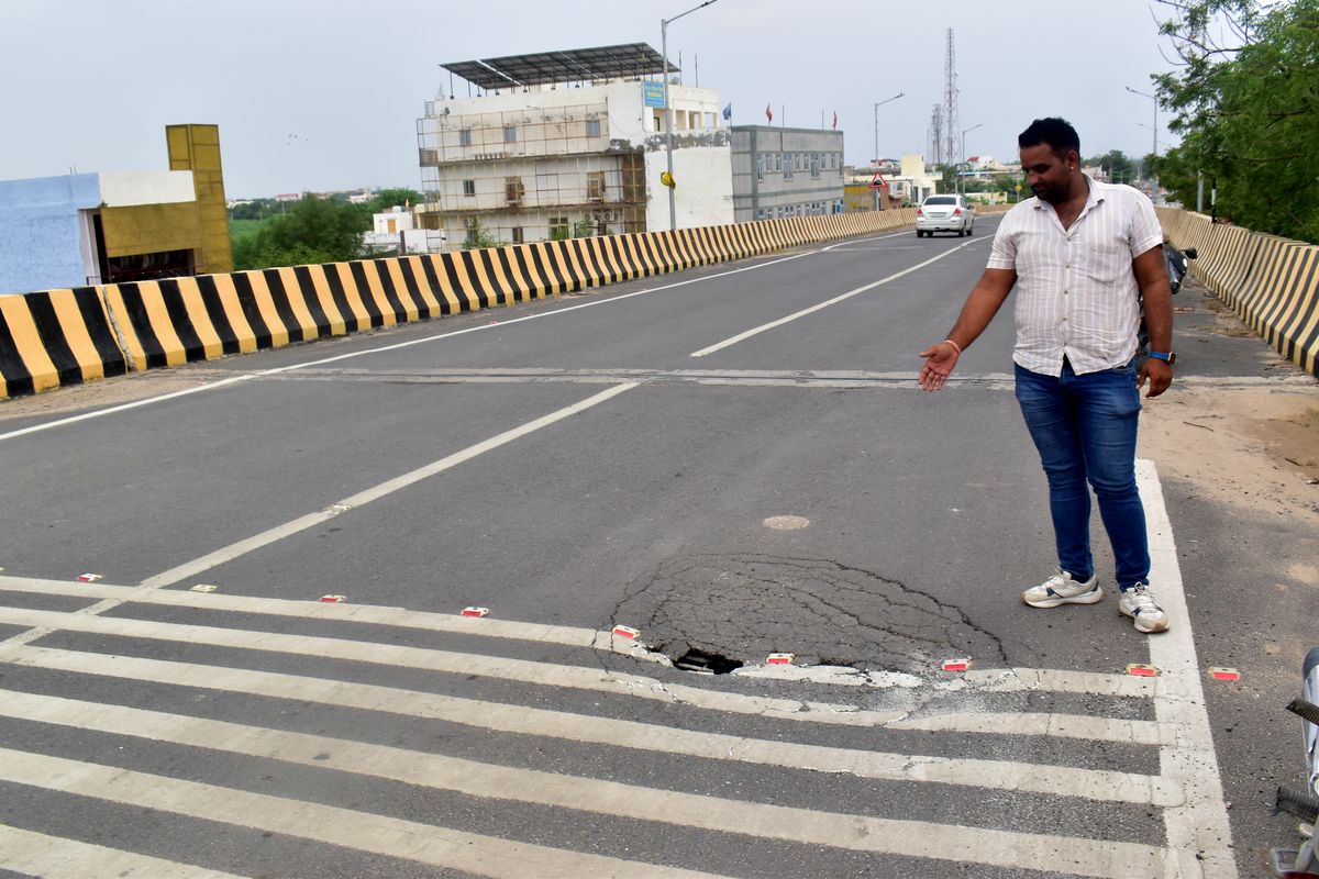 मानासर आरओबी हुआ क्षतिग्रस्त, बड़ा हादसा टला, पुल की गुणवत्ता पर खड़े हुए सवाल