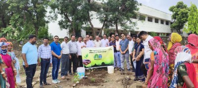 आबूरोड. पौधरोपण कार्यक्रम में मौजूद अधिकारी, जनप्रतिनिधि व शहर के नागरिक।