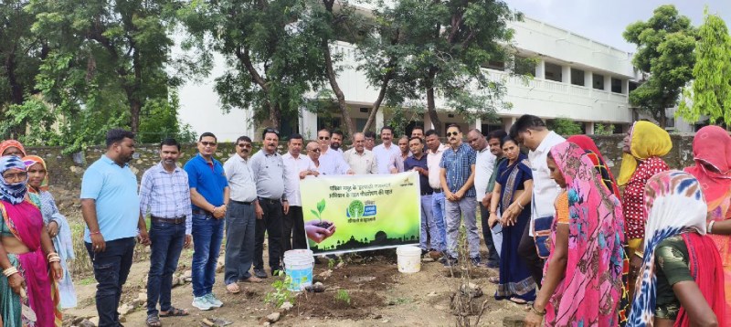 आबूरोड. पौधरोपण कार्यक्रम में मौजूद अधिकारी, जनप्रतिनिधि व शहर के नागरिक।