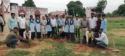 फोटो सिरोही. मंडार के सोनेला में पौधारोपण करते शिक्षक व अन्य।