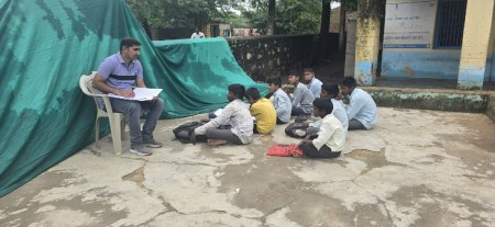 सिरोही. जिले के रायपुर क्षेत्र के निमतलाई विद्यालय में खुले में बैठकर पढ़ाई करते बच्चे।