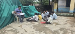 विद्यालय परिसर में गांव के गंदे पानी का भराव, भवन जर्जर, बारिश में बच्चों की
करनी पड़ रही छुट्टी - image