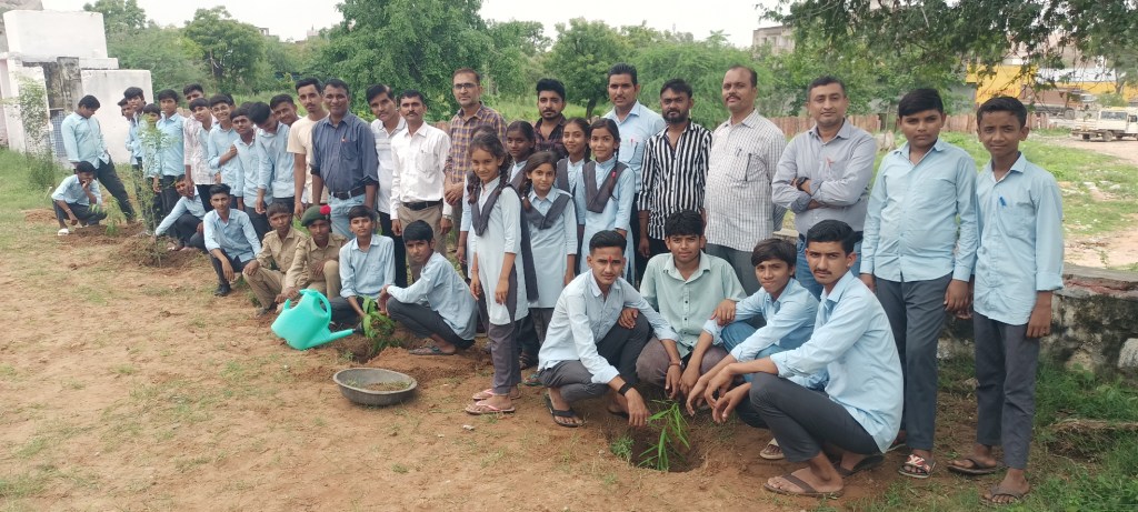 सिरोही. जिले के मंडार में विद्यालय परिसर में पौधरोपण करते विद्यार्थी।