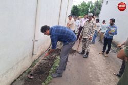 कागजों में सफाई दिखाते रहे जिम्मेदार, नगर आयुक्त ने फावड़ा उठाकर खोली सफाई
व्यवस्था की पोल, फिर दे दिए ये निर्देश - image