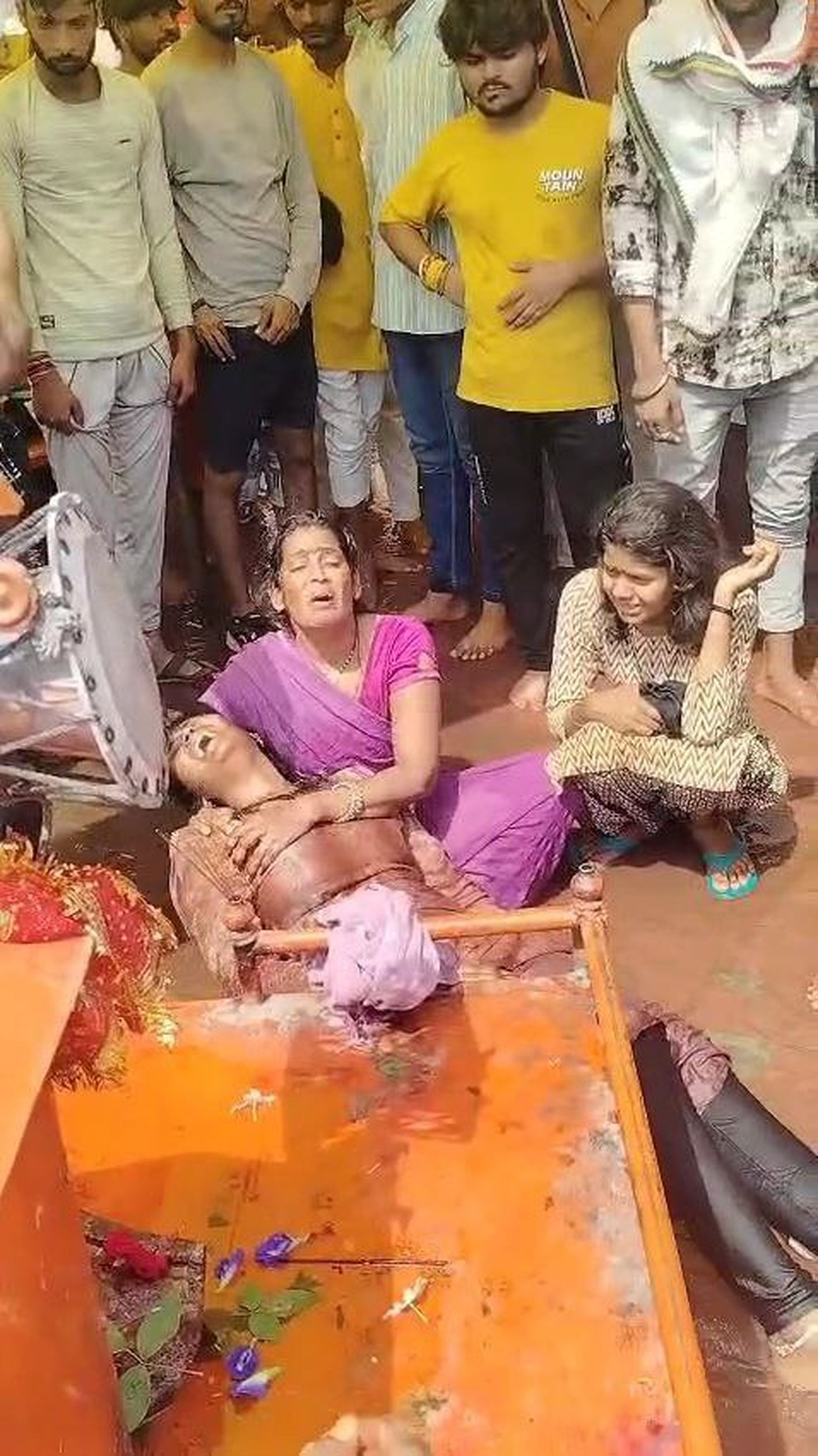 ओंकारेश्वर में फिर हादसा… नदी में डूबने से युवक की मौत, बेटे की सलामती के लिए शिवलिंग पकड़कर बैठी रही मां